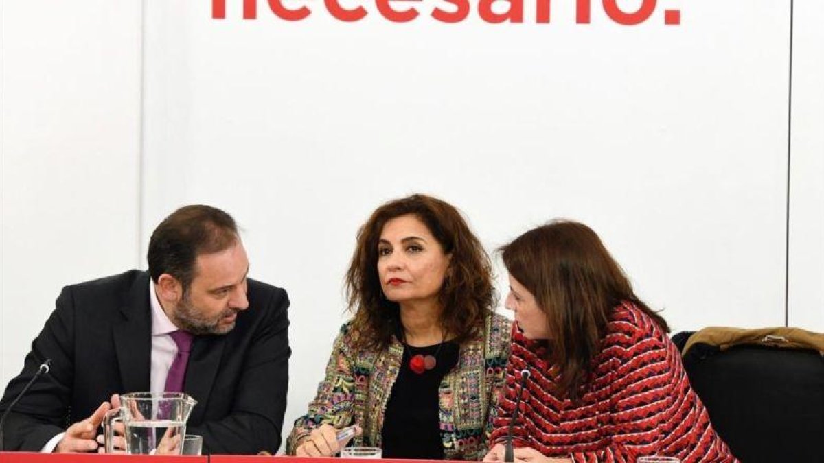 José Luis Ábalos, María Jesús Montero y Adriana Lastra, este lunes en la sede del PSOE.-EFE / VÍCTOR LERENA