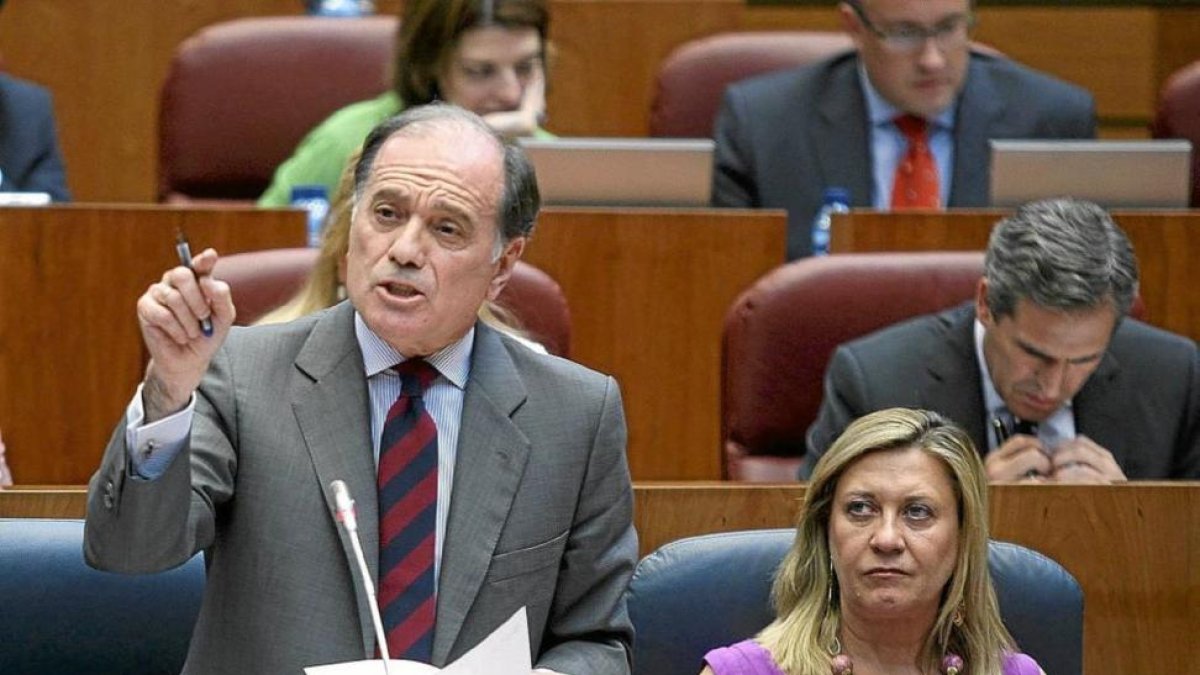 Tomás Villanueva durante una intervención en las Cortes.-ICAL