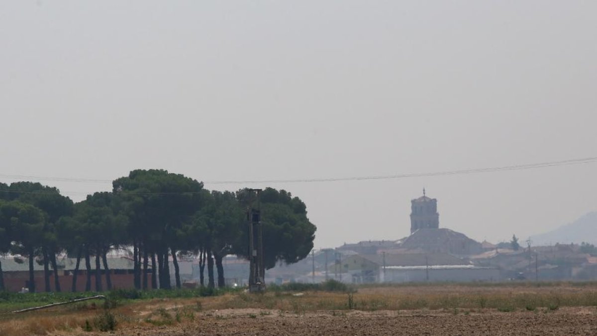 Ligera nube de humo en la localidad vallisoletana de Alcazarén, procedente de un incendio en Verín (Orense).-ICAL