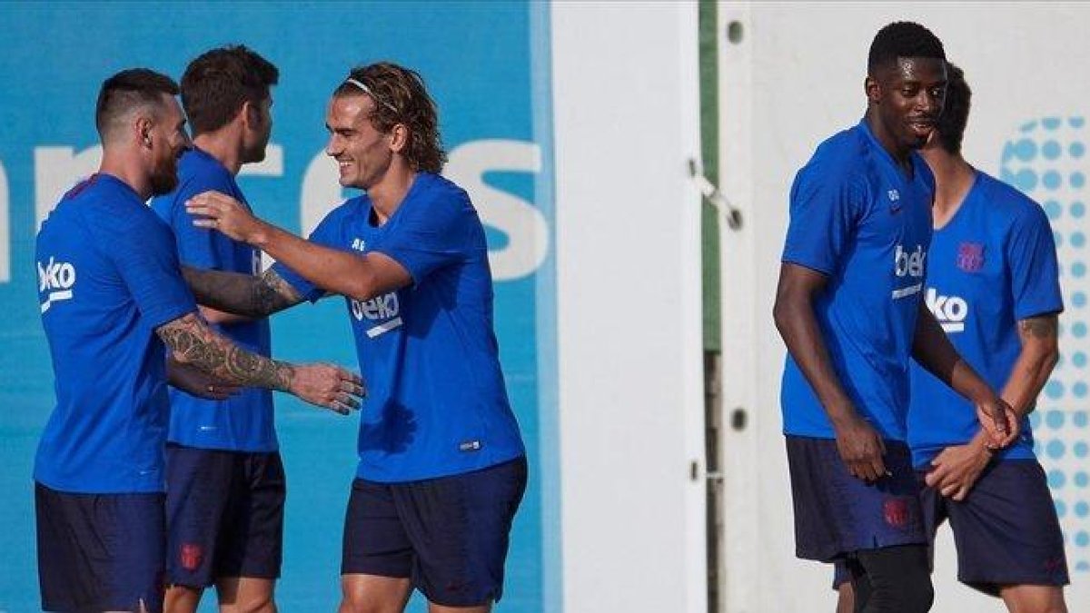 Messi, Griezmann y Dembélé, en el entrenamiento en la Ciutat Esportiva Joan Gamper.-EFE / ALEJANDRO GARCÍA