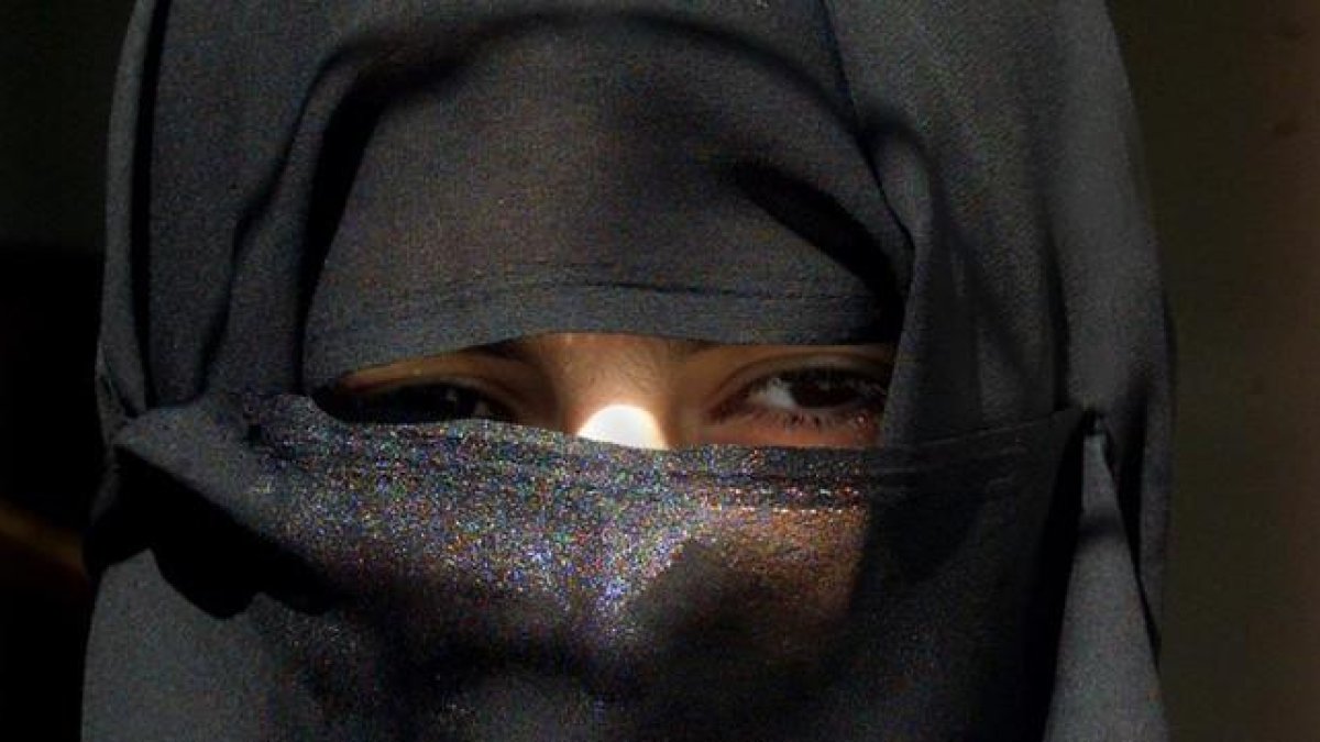 Mujer saudí andando por las calles de Riad (Arabia Saudí).-REUTERS / ALI JAREKJI