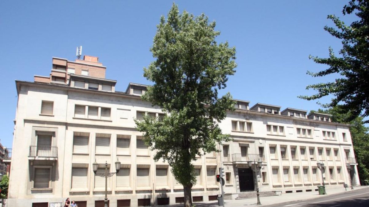 Edificio del antiguo colegio El Salvador.-ICAL