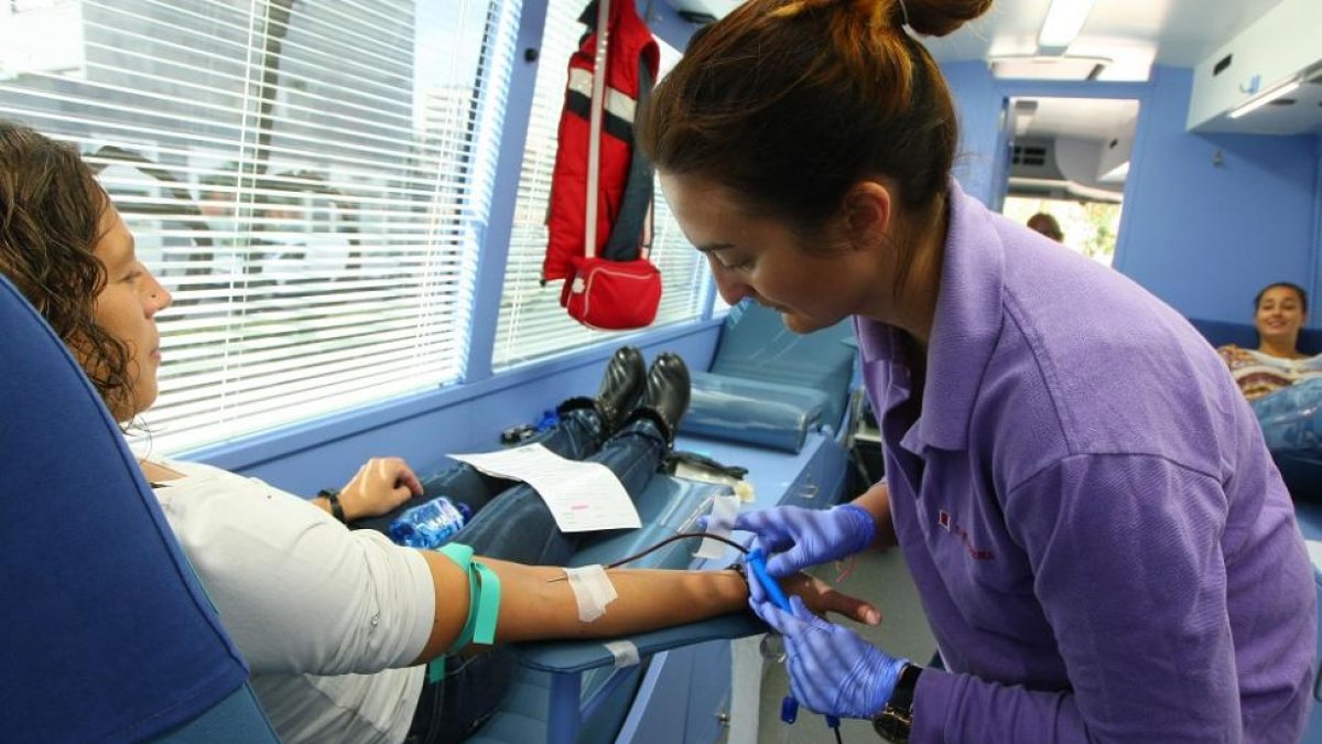 Una mujer dona sangre en un centro de hemodonación en Ponferrada.-ICAL