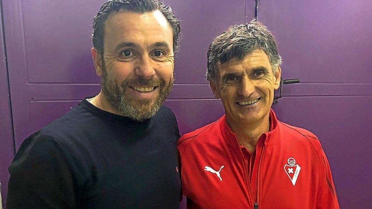 Sergio y Mendilibar, dos estandartes del Real Valladolid en este siglo, posan juntos en el estadio Zorrilla.-RVCF