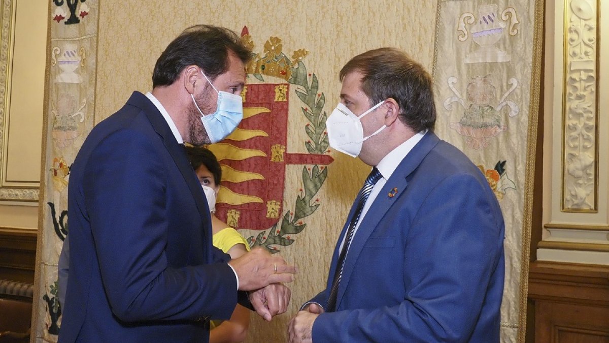 El alcalde, Óscar Puente, y el presidente de Correos, Juan Manuel Serrano Quintana, en la firma del convenio. ICAL.