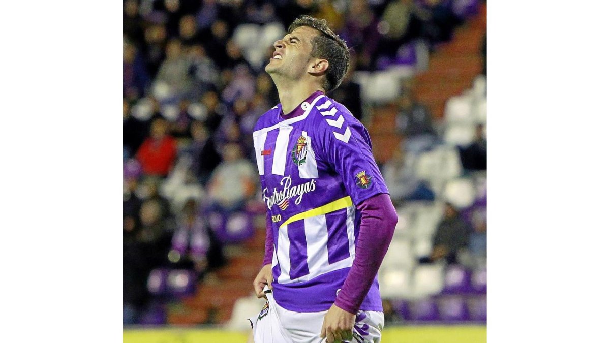 Juan Villar lamenta una de las oportunidades desaprovechadas anoche frente al Zaragoza.-J. M. LOSTAU