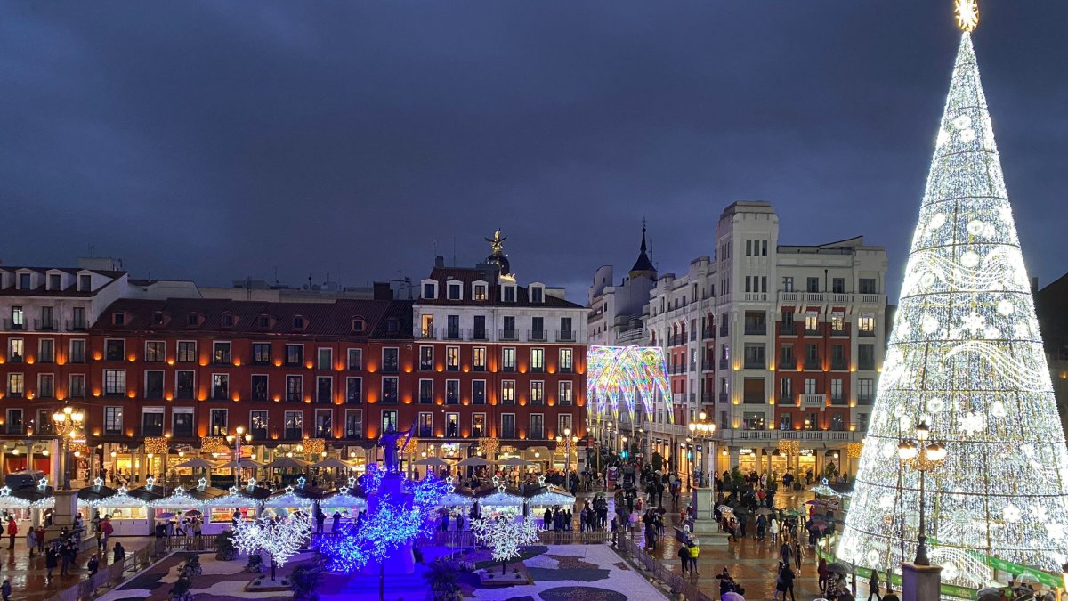 Iluminación navideña de la Plaza Mayor de Valladolid. E. M.