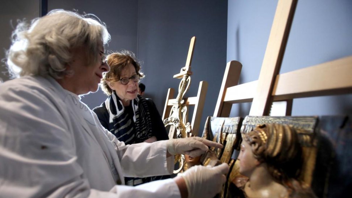 La directora del Museo Nacional de Escultura, María Bolaños, junto a la restauradora Carmen Wattemberg con algunas de las piezas que se mostrarán en la exposición que la institución dedicará a Alonso Berruguete-Miriam Chacón / ICAL
