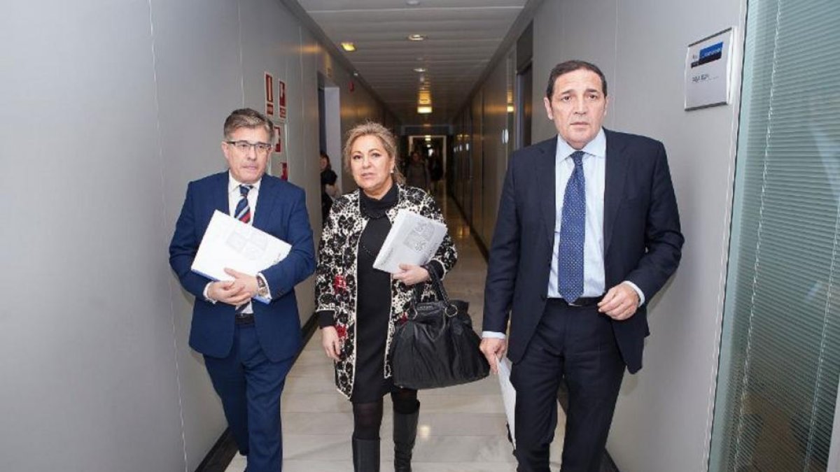 La vicepresidenta y consejera de Empleo, Rosa Valdeón, preside el acto de firma del Plan Anual de Gestión 2016 junto al consejero de Sanidad, Antonio Sáez-ICAL