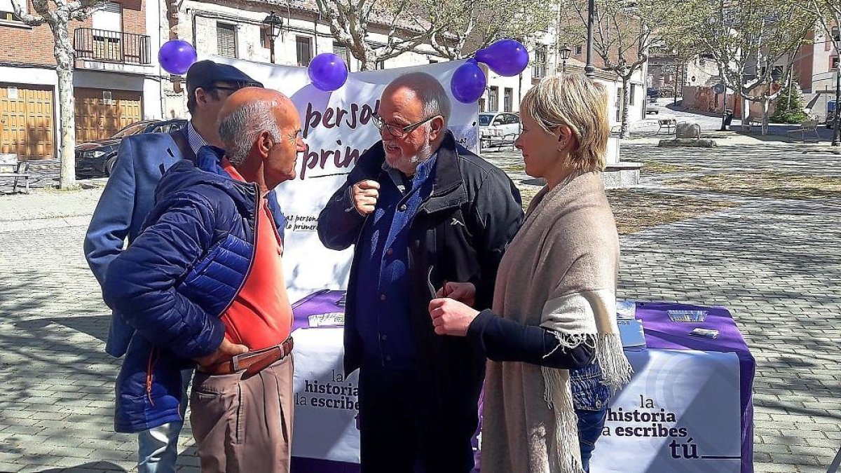 Pilar Baeza ayer en el inicio de su actividad electoral.-A. GARCÍA