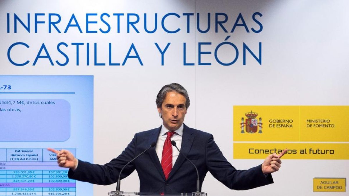 El ministro de Fomento, Íñigo de la Serna, en un momento de su intervención en la Subdelegación del Gobierno en Burgos.-SANTI OTERO