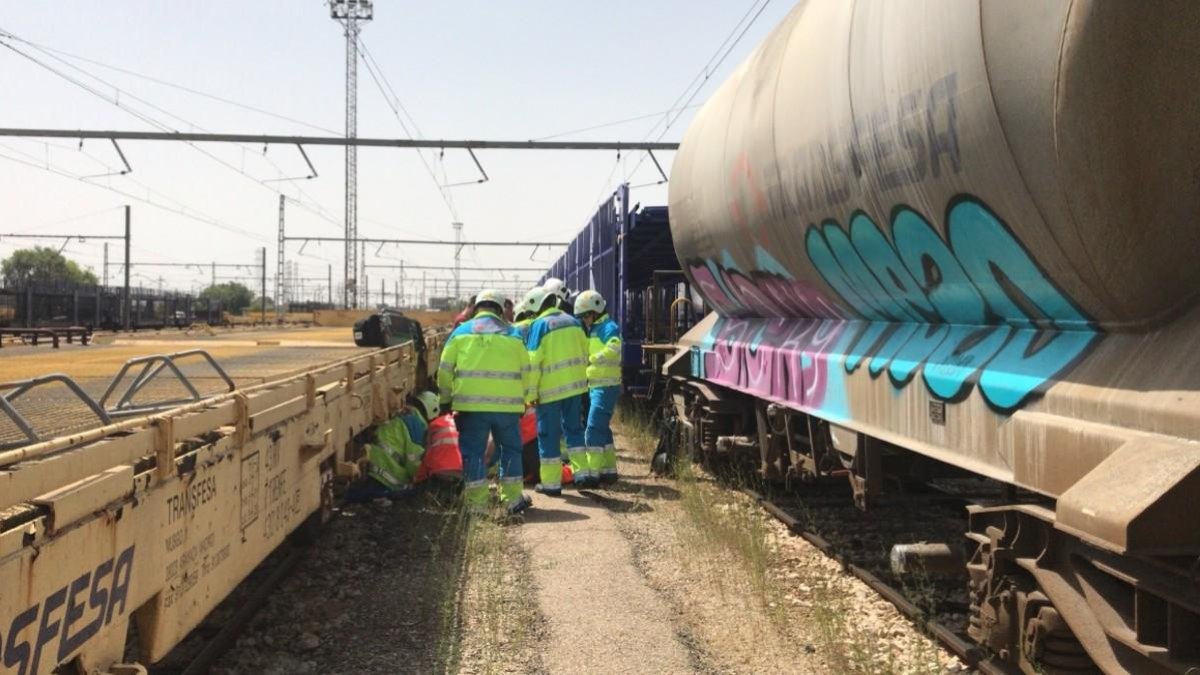 Los servicios de Emergencias atienden al chico herido por una descarga eléctrica.-@112CMADRID