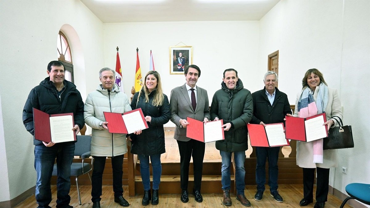 El consejero de Medio Ambiente, Vivienda y Ordenación del Territorio, Juan Carlos Suárez-Quiñones, acompañado del presidente de la Diputación de Valladolid, Conrado Íscar, durante la firma de convenios con cinco ayuntamientos de la provincia de Valladolid. -EP