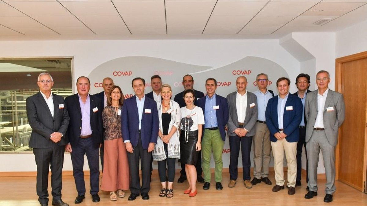 Los miembros de la Junta Directiva de Vitartis y los máximos responsables de Covap, en las instalaciones de la planta láctea de Pozoblanco (Córdoba)-ICAL