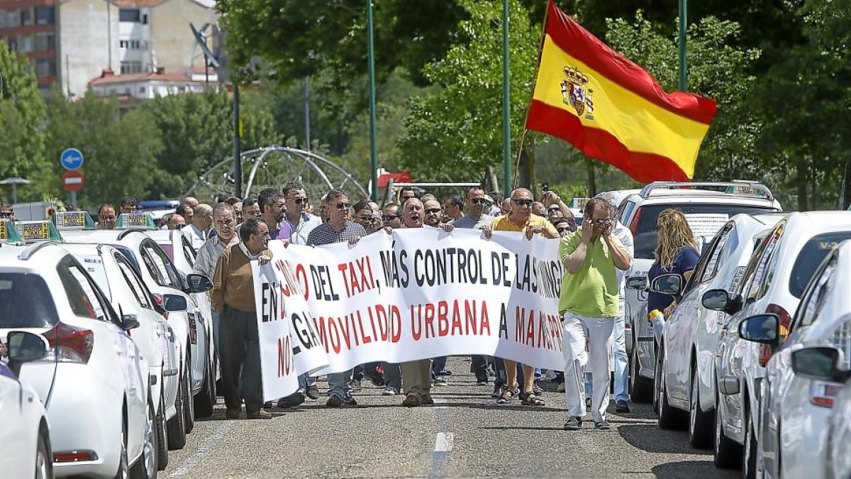 Concentración de taxistas en la Delegación del Gobierno contra las plataformas Uber y Cabify.-J.M.LOSTAU