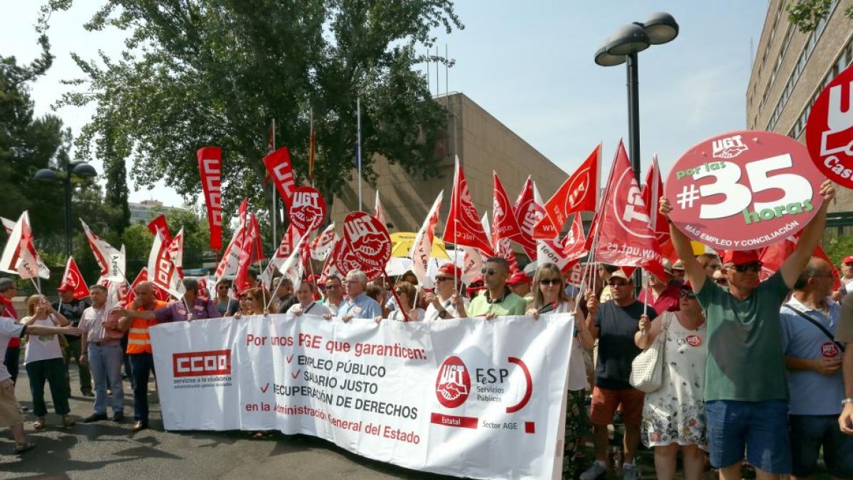 Cerca de un centenar de trabajadores de la Administración del Estado en la Comunidad, se concentran frente a la Delegación del Gobierno, para reclamar un salario justo, más empleo público y la recuperación de derechos-ICAL