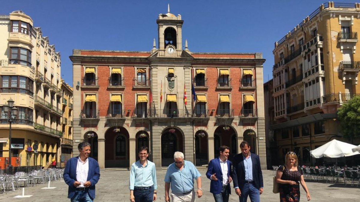 El alcalde de Valladolid, Óscar Puente, acompañado por el primer teniente de alcalde, el socialista Antidio Fagúndez, frente al Ayuntamiento de Zamora.-ICAL