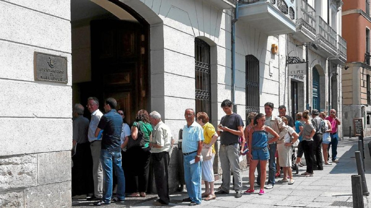 Colas en  las oficinas municipales de Santa Ana para pedir la bonificación del impuesto de vehículos.-E. M.