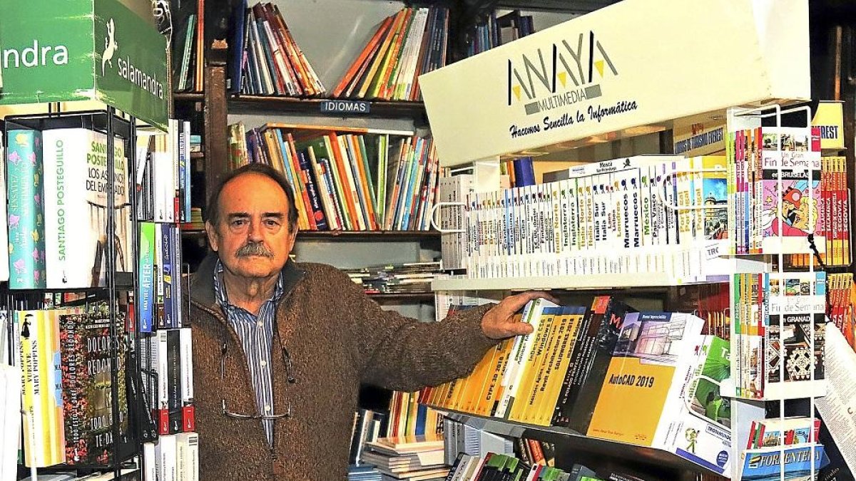 Luis González, dueño de la librería La Religiosa-Semuret de Zamora.-J. L. CABRERO