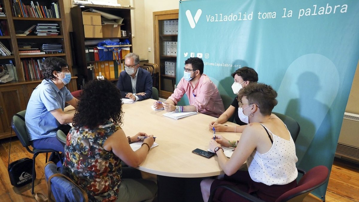 Valladolid. 10/7/2020. 
 Los grupos municipal y provincial de Toma la Palabra se reúnen con el nuevo coordinador de Izquierda Unida en Castilla y León, Juan Gascón, para estrechar los lazos entre esta organización y los cargos públicos de Valladolid. Por parte del Grupo Municipal asisten los concejales Manuel Saravia, María Sánchez y Alberto Bustos, y en representación del Provincial, su portavoz en la Diputación, Virginia Hernández.
ICAL/R.VALTERO