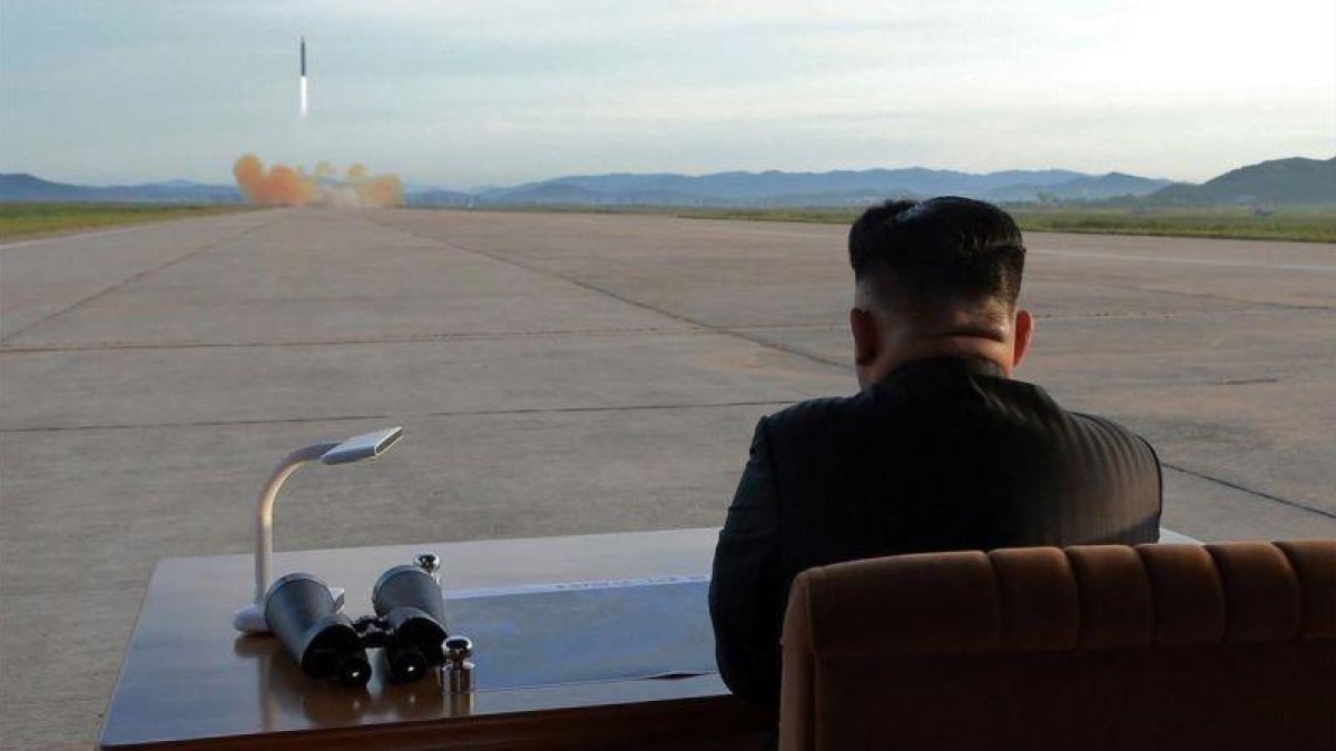El líder norcoreano, Kim Jong-un, observa el lanzamiento de un misil el pasado mes de septiembre.-KCNA
