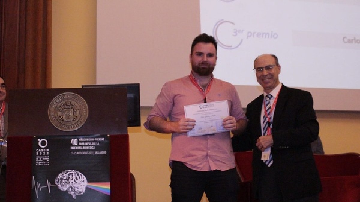 Víctor Gutiérrez recoge el premio.-Ical.