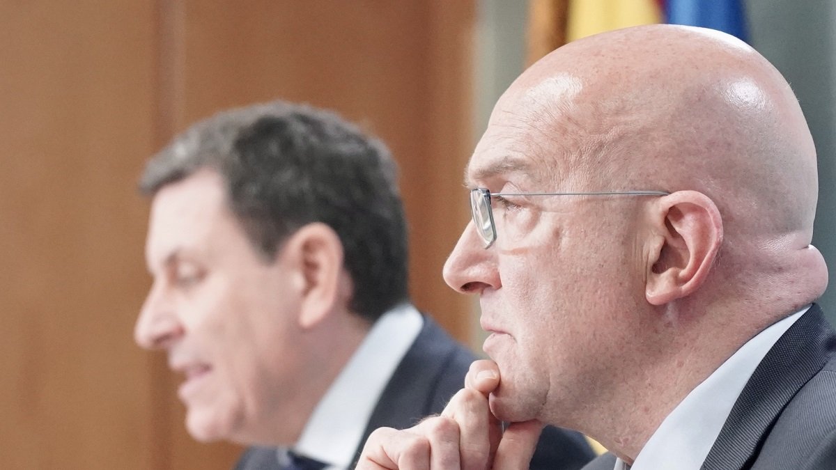 El consejero de la Presidencia y candidato del PP a la Alcaldía de Valladolid, Jesús Julio Carnero, durante la rueda de prensa posterior al Consejo de Gobierno.- ICAL