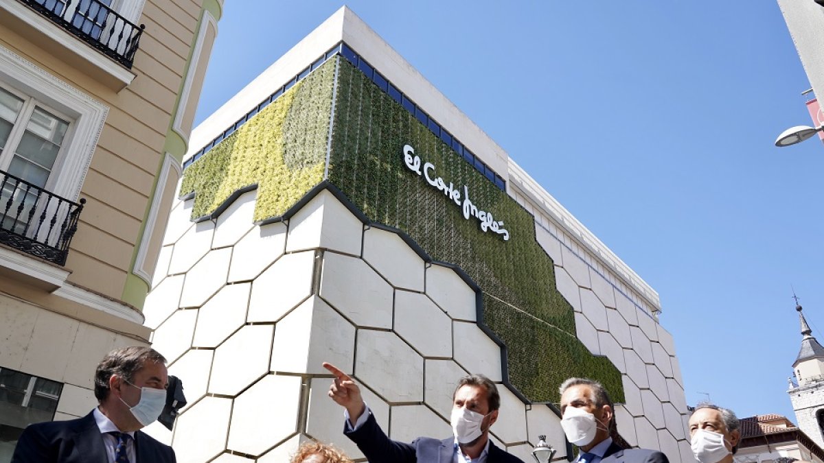 El alcalde de Valladolid, Óscar Puente, y el consejero delegado de El Corte Inglés, Víctor del Pozo, presentan la actuación medioambiental del proyecto Urban Green Up en la fachada del centro comercial de la calle Constitución.- ICAL
