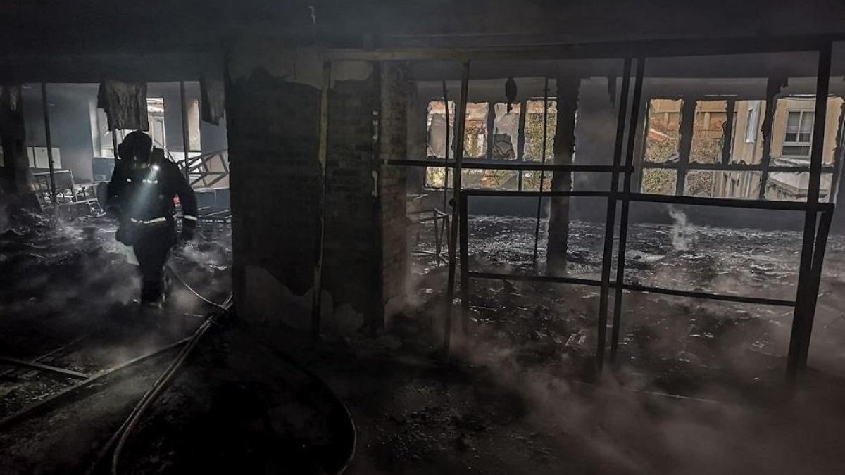 Incendio en la antigua cristalería Rodríguez, en San Andrés del Rabanedo (León)-BOMBEROS DE LEÓN