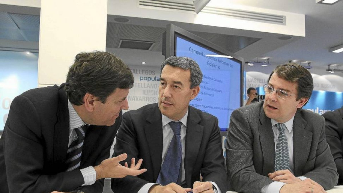 Los presidentes provinciales de Palencia (Carlos F. Carriedo) y Ávila (Antolín Sanz), junto al secretario general del PPCyL, Alfonso Mañueco, en una imagen de archivo.-Ical