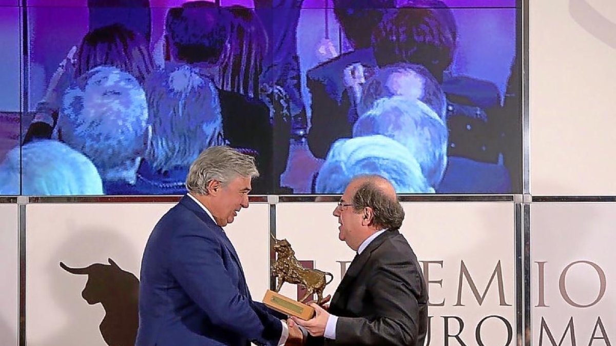El ganadero, Juan Ignacio Pérez-Tabernero, recibiendo el premio de manos del presidente de la Junta.-ICAL