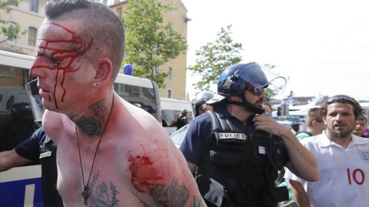 Un seguidor inglés es arrestado por la Gendarmería en el Puerto Viejo de Marsella.-AP / DARKO BANDIC