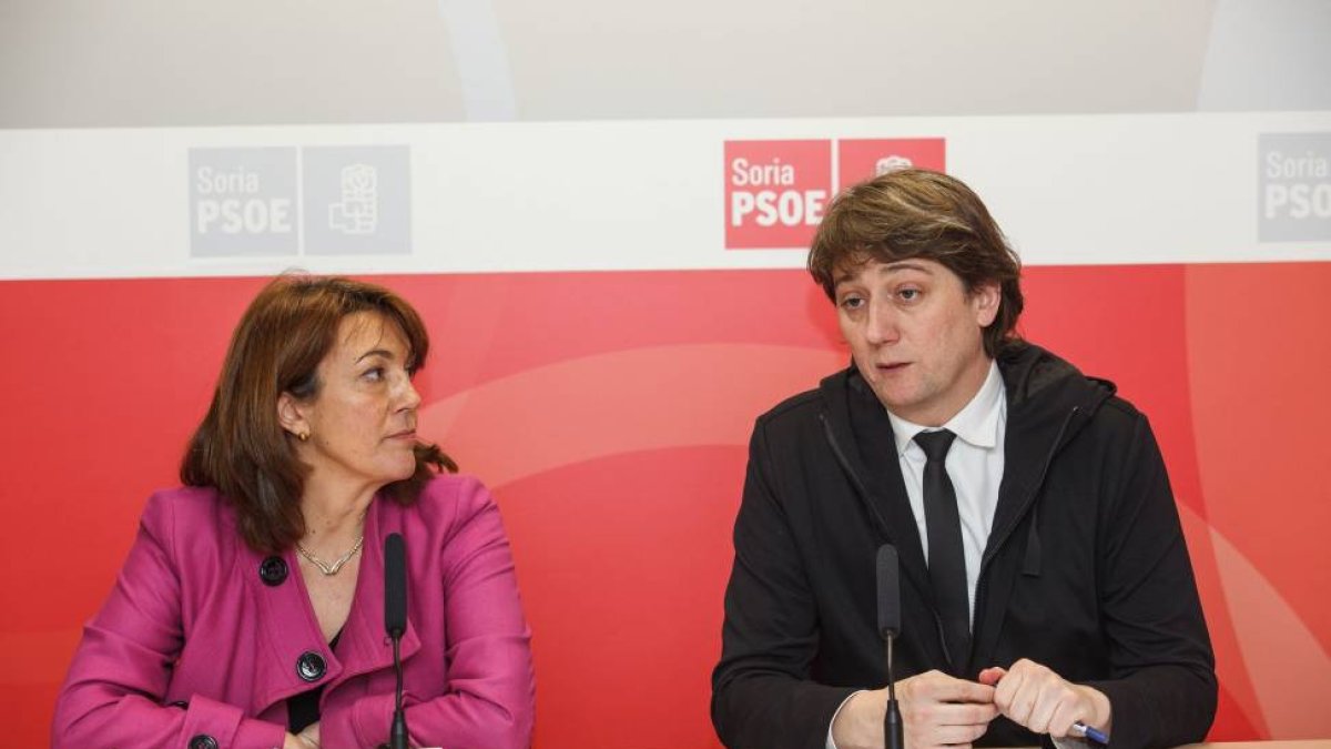 La diputada nacional y presidenta del PSOE de Castilla y León, Soraya Rodríguez, una visita a Soria. En la imagen junto al alcalde de la localidad, Carlos Martínez-Ical