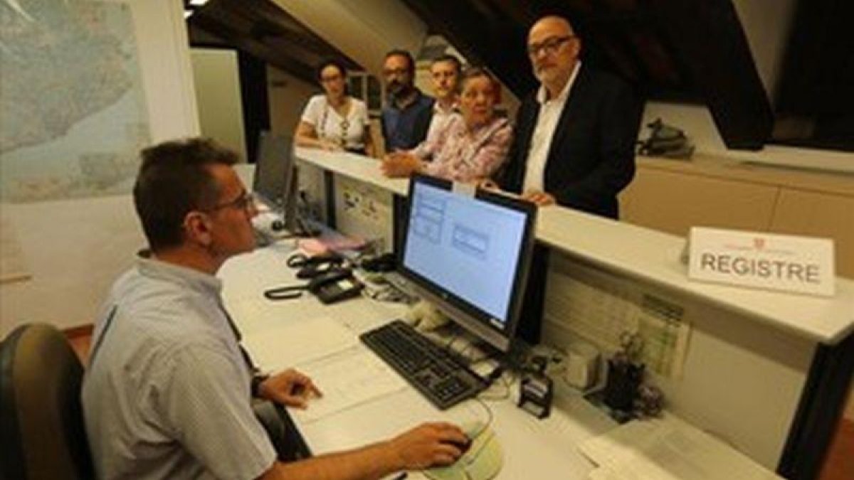 Los diputados de Junts pel Sí y la CUP registrando la ley del referéndum en el Parlament.-DANNY CAMINAL / VÍDEO: EFE