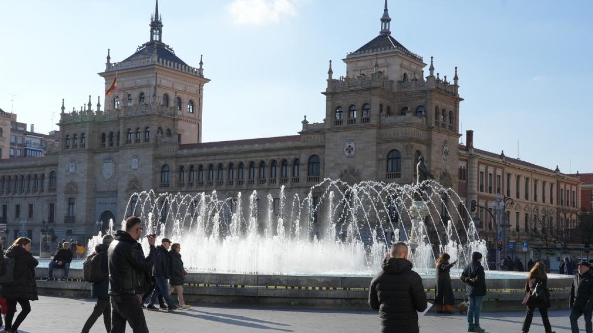 Fuente de Zorrilla, cuyos chorros vuelven ya a funcionar.-J. M. LOSTAU