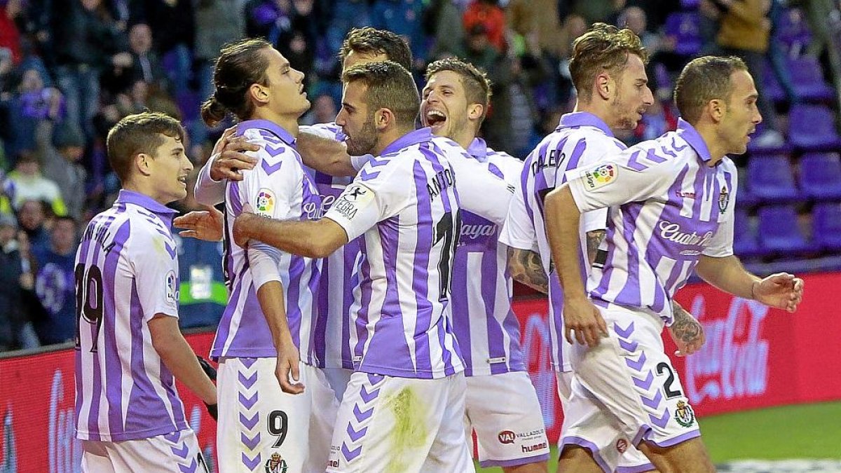Los jugadores del Valladolid celebran el segundo gol frente al Atlético.-J. M. LOSTAU