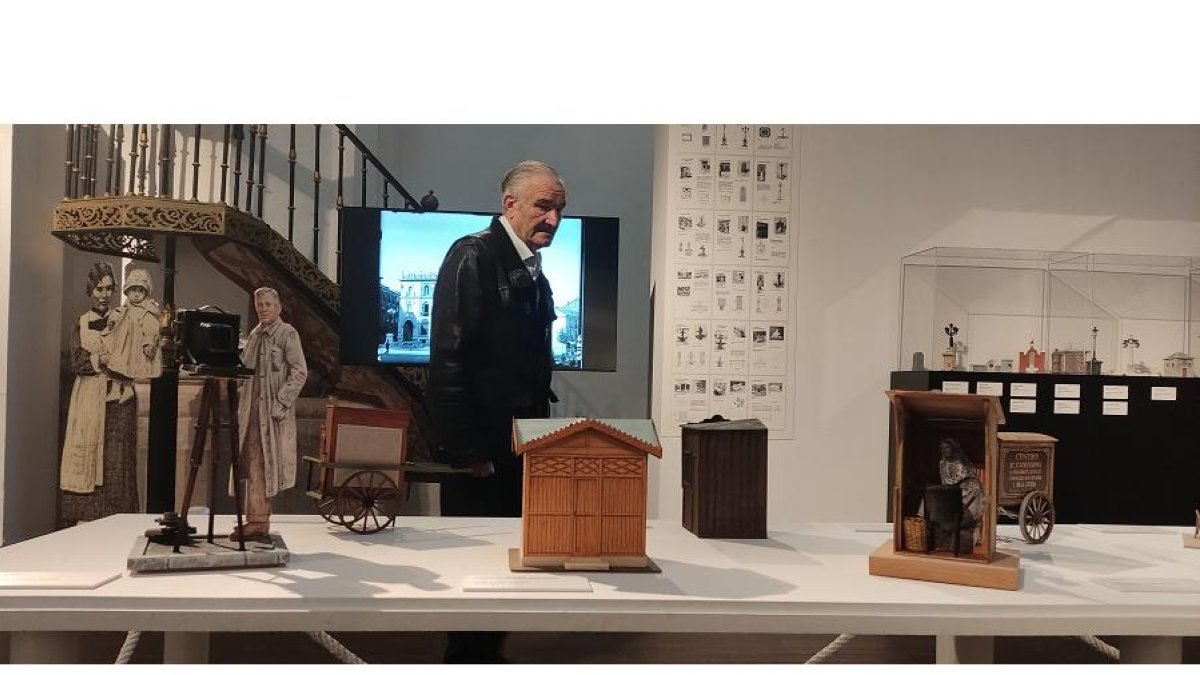 Un hombre contempla algunas de las piezas