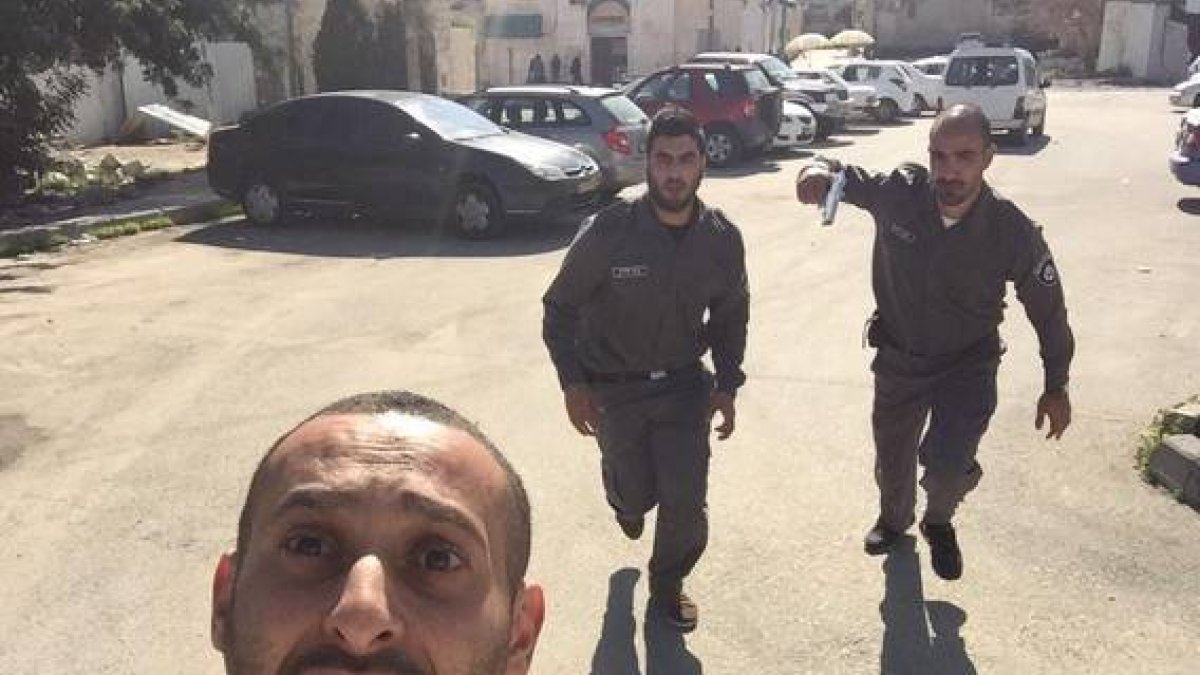 El famoso 'selfie' de un palestino corriendo frente a militares israelís.-Foto: TWITTER