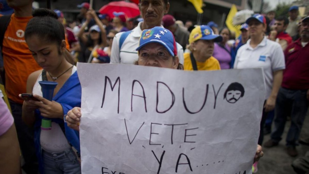 Protesta contra el Gobierno de Maduro, el sábado en Caracas.-AP / ARIANA CUBILLOS