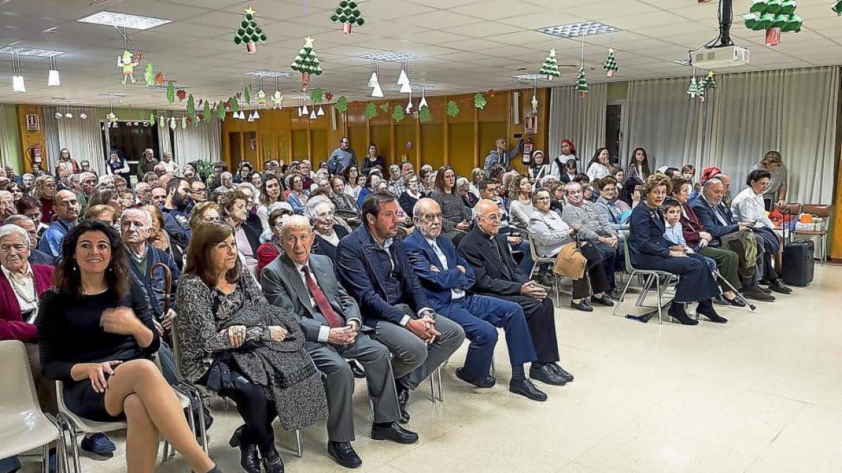 El alcalde junto al arzobispo Ricardo Blázquez y otras autoridades en la Casa de Beneficencia.-PABLO REQUEJO