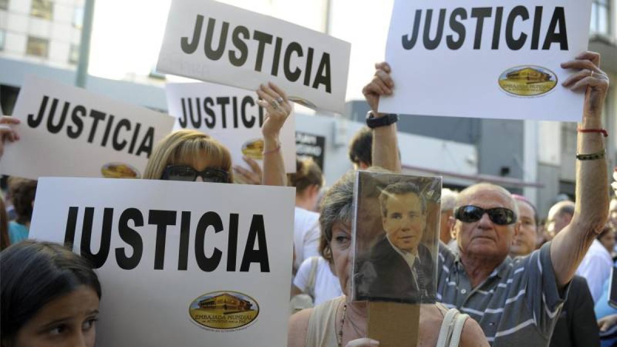 Protesta ayer en Buenos Aires por la muerte del juez Nisman.-Foto: ALEJANDRO PAGNI