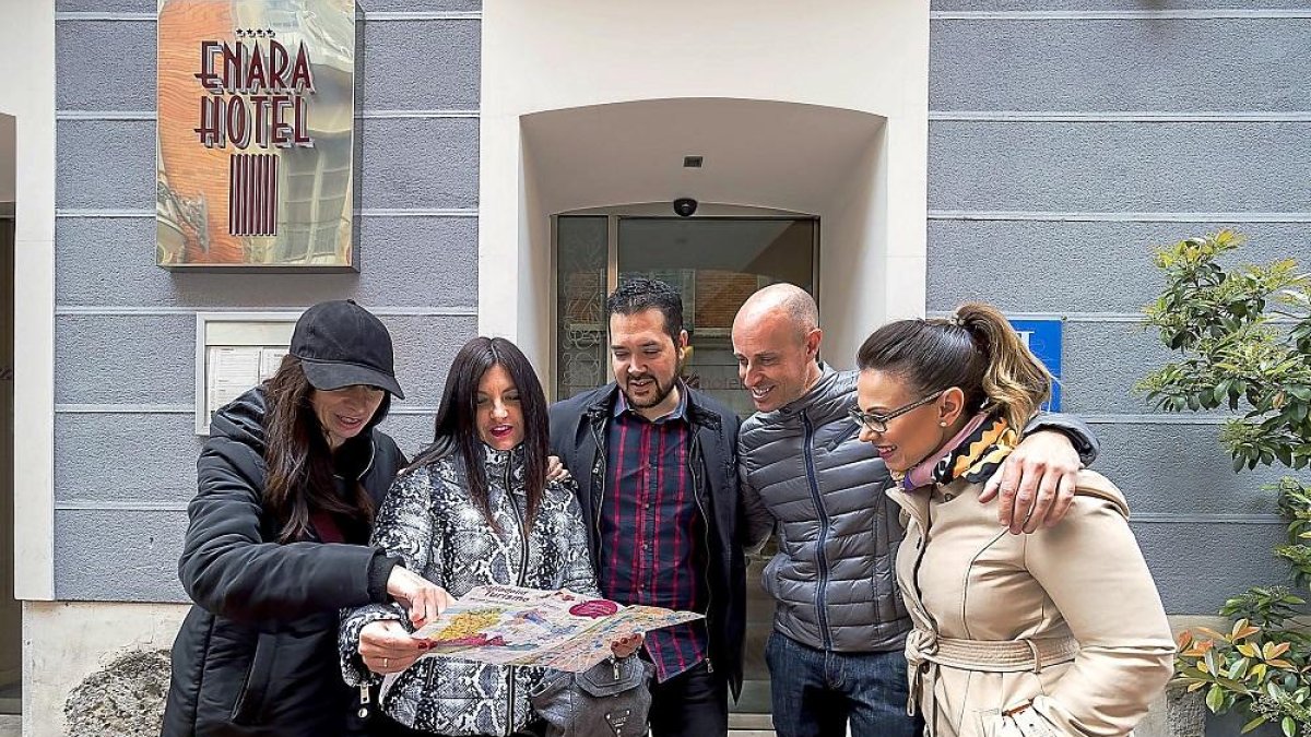 Un grupo de turistas delante de uno de los establecimientos hoteleros de Valladolid.-MIGUEL ANGEL SANTOS/PHOTOGENIC
