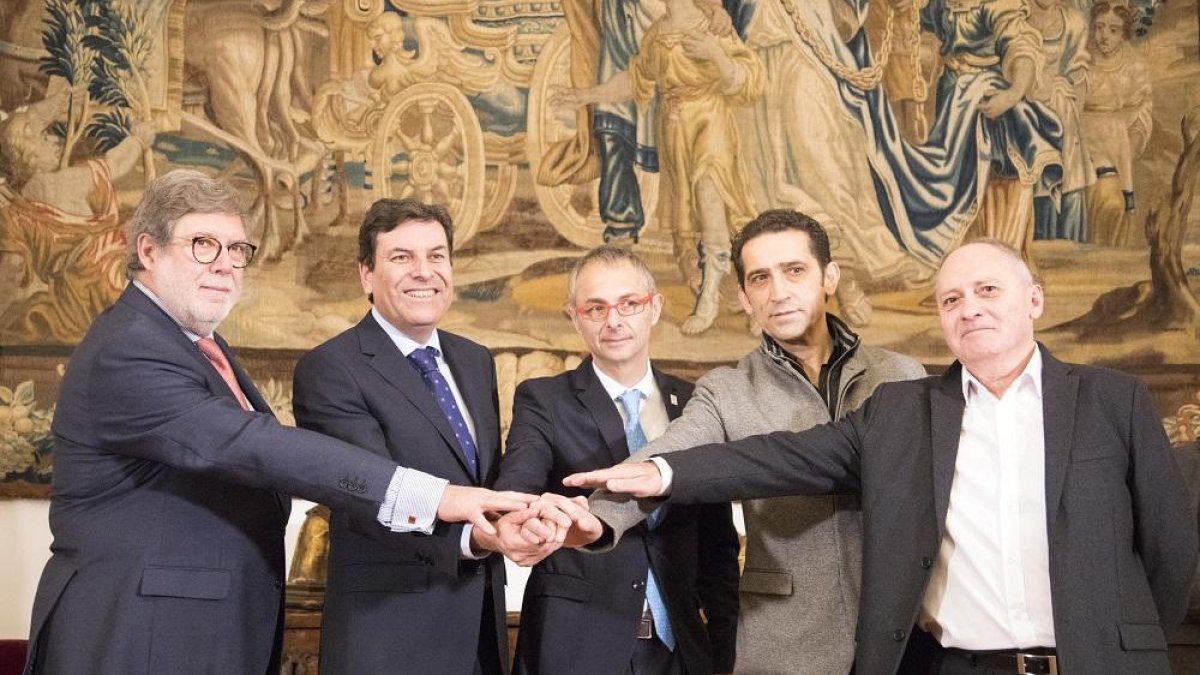 Santiago Aparicio, Carlos Fernández Carriedo, Ricardo Rivero,  Vicente Andrés y Faustino Temprano sellan el acuerdo.-ICAL