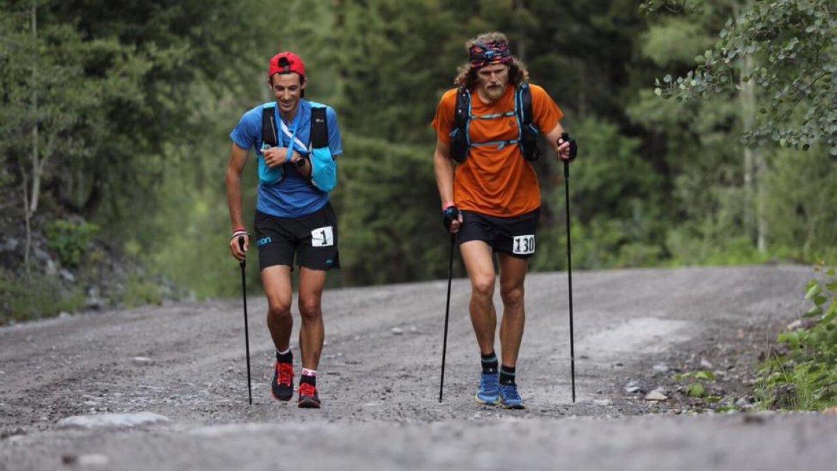 Kilian Jornet, con el brazo en cabestrillo, junto a Joe Grant, durante la disputa de la Hardrock, que ganó pese a una caída.-