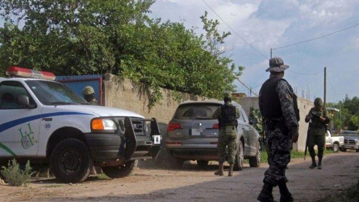 Elementos del Ejército mexicano resguardan una casa en Zapopan, Jalisco.-