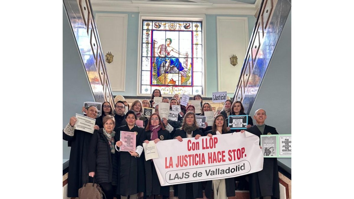 Letrados de Justicia de Valladolid en una de las concentraciones en el Palacio de Justicia de los miércoles. -E.M.