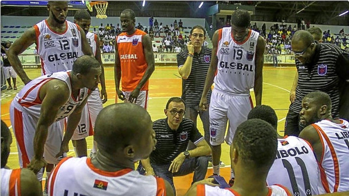 Hugo López, durante un tiempo muerto con su equipo el Libolo de Angola esta temporada.-EL MUNDO