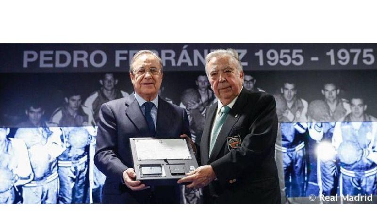 Florentino Pérez entrega una placa a Pedro Ferrándiz como socio de honor del Madrid.-REAL MADRID