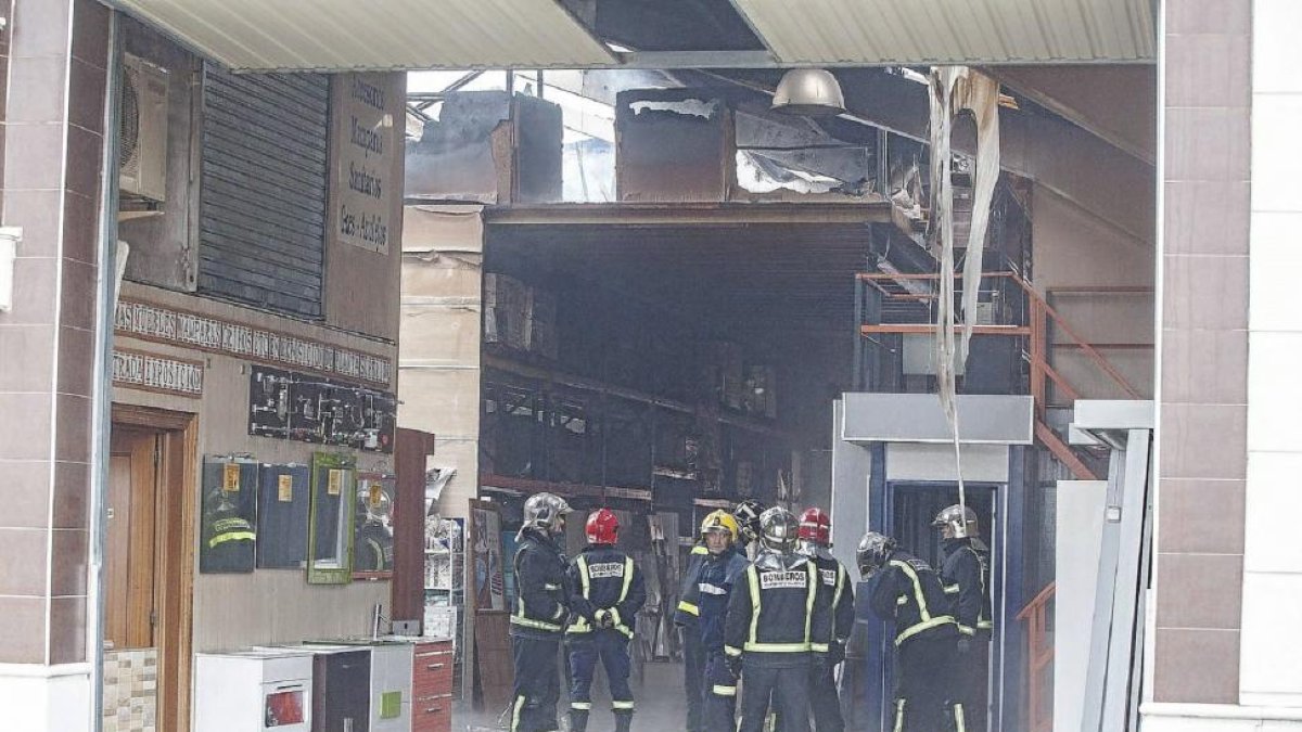 En las labores de extinción intervinieron cuatro dotaciones del parque de Bomberos de Valladolid y una más de la Diputación.-Pablo Requejo