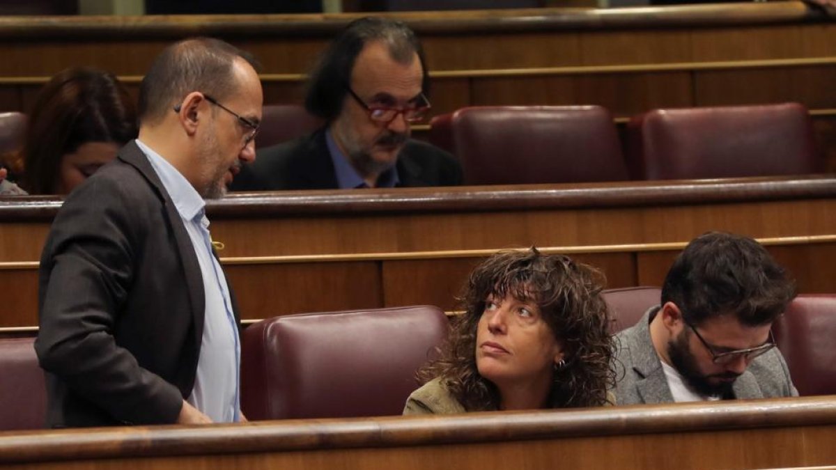 El portavoz del PdeCat, Carles Campuzano, conversa con los diputados de ERC, Teresa Jordá y Gabriel Rufián, durante la sesión de control al Gobierno celebrada hoy en el Congreso.-BALLESTEROS (EFE)